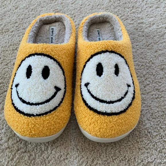 Smiley Sherpa Slippers Yellow Black Fuzzy Brand New Size 7.5 8 - Picture 1 of 7